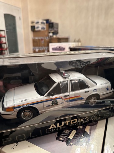 72706 ford crown victoria - 1/18,
