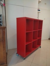 Libreria a giorno rossa con ruote, 122 × 122 × 36 cm.