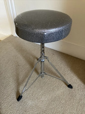 Sgabello batteria uomo-caverna/bar personalizzato con sedile in vinile 'Spinal Tap' argento glitter