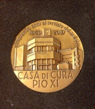 Medaglia celebrativa 50° Fondazione della Casa di Cura Pio XI Roma + portachiavi