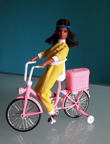 Bambola con bicicletta