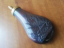 VINTAGE RARO RAME OTTONE PISTOLA POLVERE FIASCHETTA US GUERRA CIVILE CANNONE, MOSCHETTI E BANDIERA