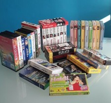 Lotto 35 videocassette VHS con vari film e cartoni animati.