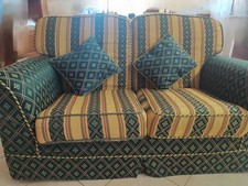 Coppia divani usati con relativi cuscini, 2 posti, colore verde e oro, 150x80x60