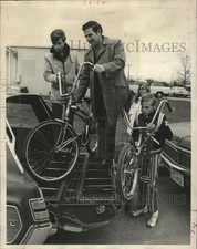 1972 Press Photo John Farlay & Kids load bicycles bought, Houston Police Auction