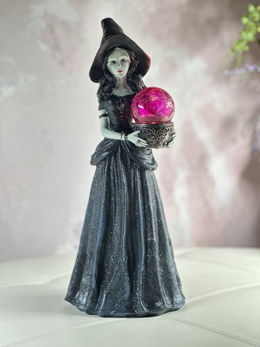 Graziosa strega con sfera - , di
