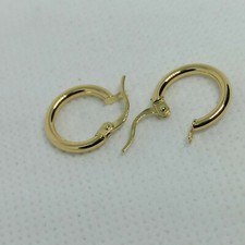 Orecchini cerchi tubolari in oro giallo 18 kt lucido diametro esterno 13 mm.