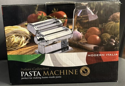 Pasta machine includes cutter - machine,,