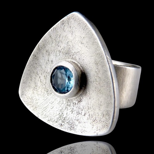 Anello vintage design topazio