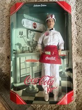 NRFB Coca Cola KEN Bambola Edizione da Collezione 2000 Soda Fountain Cameriere 25678