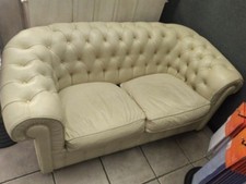 Vintage divano chesterfield 2 posti Panna, in buone condizioni. 