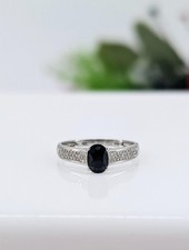 Anello in oro bianco centrato