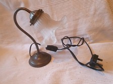 Lampada da tavolo base effetto ottone con paralume in vetro scanalato