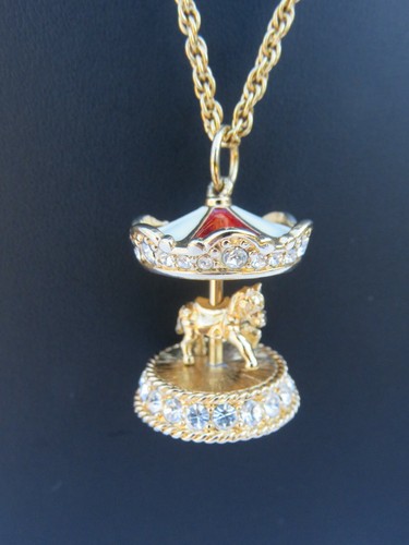 Collana con ciondolo giostra