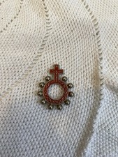 Spilla religiosa vintage croce rossa smaltata con rosario 4,5×3,5 cm