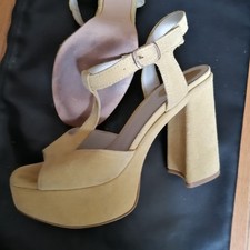  Sandali con zeppa scamosciati