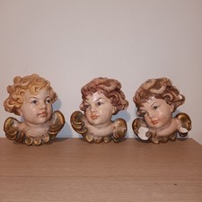 3 teste di "putti" in ceramica