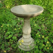 Statua in pietra alimentatore