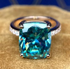 Anello con diamanti blu