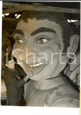 1957 NICE CARNAVAL Decoratore ritocca la testa di una maschera di cartapesta