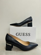 Scarpe marca Guess con il
