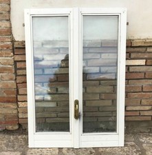 Vecchia finestra in legno massello a due ante con vetri laccata bianca