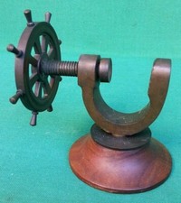 VECCHIO SCHIACCIANOCI SPACCA NOCI MORSA TIMONE OTTONE LEGNO VINTAGE. N° AA86.