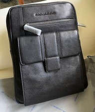 Borsello nero uomo Piquadro pelle di vitello con tasca esterna e tracolla 27x20
