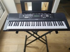 Tastiera Yamaha EZ 220 Con Cavalletto Regolabile In Altezza 