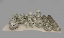 Servizio da the e da caffè in porcellana bianca con filatura oro