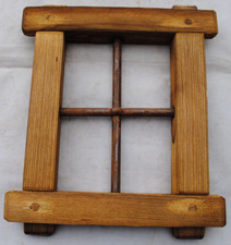 Finestra in legno con grata in