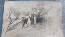 ? FOTO 900 UOMINI VESTITI EPOCA SOTTO PIANTE DI ULIVO SCENA 800 ?