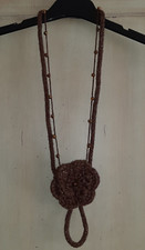 COLLANA IN LANA MARRONE E LUREX  CON CRISTALLI ORO FATTA A MANO UNCINETTO  CM 49