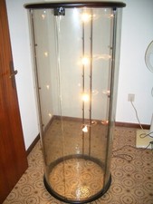 Vetrinetta In Cristallo Tonda Con Luci E Ripiani