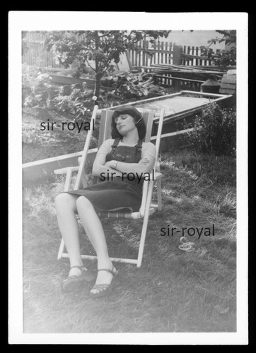 Graziosa donna bruna che - , dorme