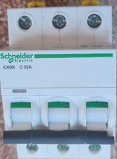 Schneider iC60N C32A , magnetotermico trifase A9F04332