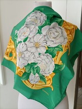 Chanel foulard con camelie in