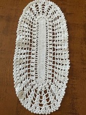Centrino ovale fatto a mano all'uncinetto di colore bianco cm. 36 x 17 circa