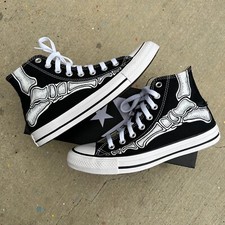 Scarpe alte Converse nere personalizzate piedi scheletro su uomo e donna
