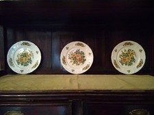 TRE PIATTI IN CERAMICA CON DECORI FLOREALI IN PERFETTO STATO COME NUOVI