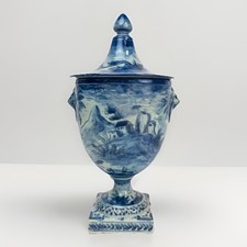 Urna con coperchio in maiolica