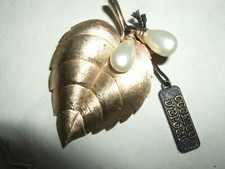TRIFARI CROWN  USA SPILLA BROOCH ANTICA VINTAGE ANNI 50 FOGLIA PERLA EPOCA  6X4
