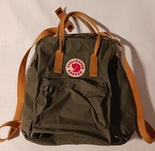 Zaino classico Fjallraven Kanken verde regolabile oro cinghie cerniere 23510