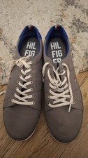 una sneaker stringata Tommy