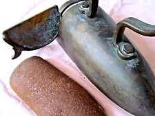 Antico GRANDE FERRO da STIRO in OTTONE a LINGOTTO interno impugnatura ottone