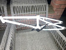 Telaio BMX Mafia Bikes un po' di ruggine viene fornito con manubri e il sedile