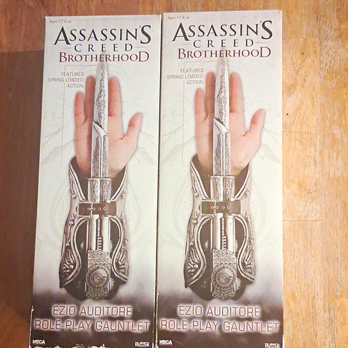 Neca spring loaded - neca, ezio