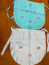 2 GREMBIULINI CUCINA A VITA RICAMATI A MANO. COLORE AZZURRO E TURCHESE