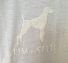 t-shirt bianca con weimaraner