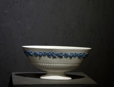 Vaso WEDGWOOD  BARLASTON ETRURIA EMBOSSED QUEEN'S WARE ENGLAND